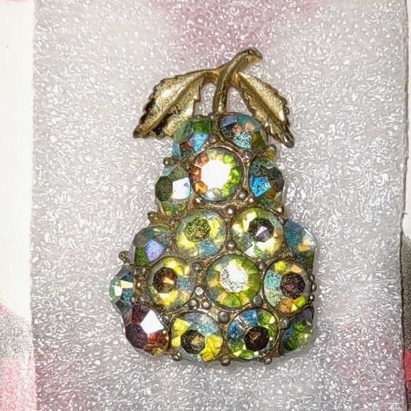 ...And a Partridge in a Pear Tree... Vintage Pear Brooch - Picture 1 of 11